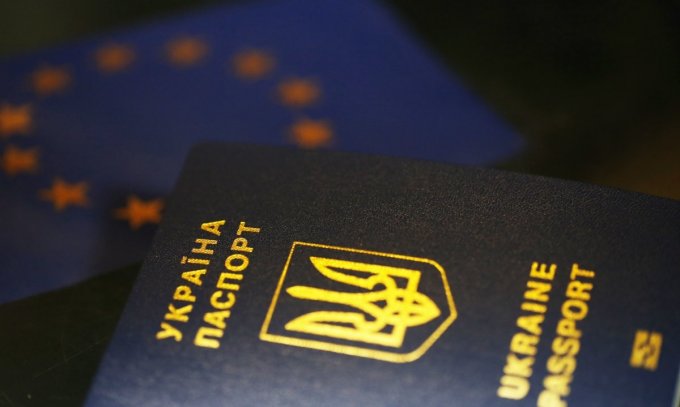 ЕС не одобрил инициативу Порошенко по старым загранпаспортам для жителей ОРДЛО и Крыма
