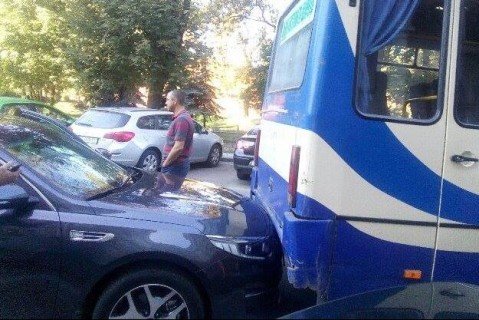 Во Львове автобус с журналистами попал в ДТП
