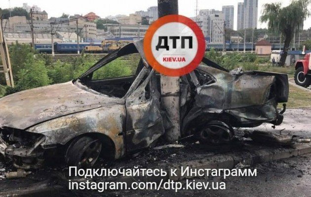«Огненное» ДТП в Киеве: авто врезалось в столб и сгорело