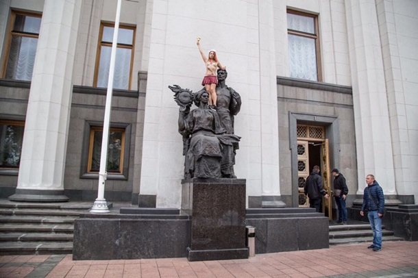 Участница Femen обнажилась на радость спешащим на работу нардепам. Видео