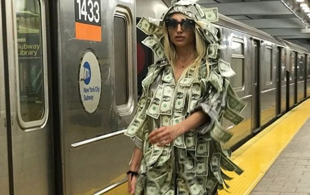 Известная фотомодель прокатилась в метро в пикантном платье