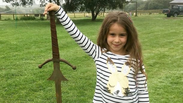 В Британии семилетняя девочка нашла легендарный меч