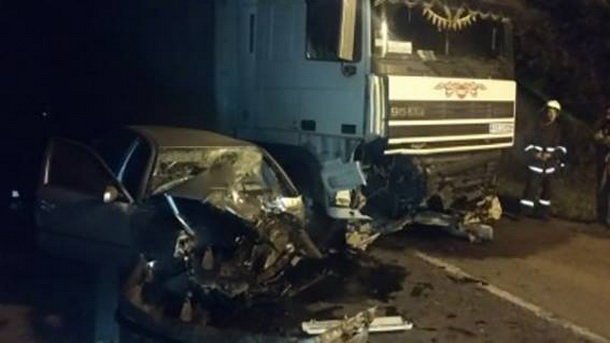 Смертельное ДТП на Виннитчине: автомобиль, залетев под фуру, превратился в груду металла