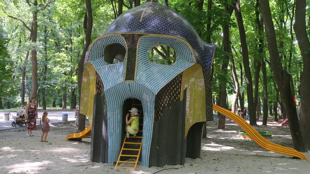 Опасные детские площадки в Киеве: кто и как проверяет песок