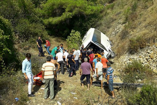 В Турции туристический автобус сорвался с утеса: есть погибшие