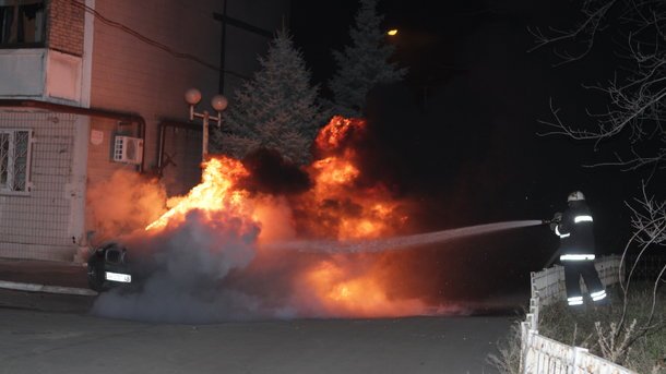 В Киеве дотла сгорели несколько автомобилей