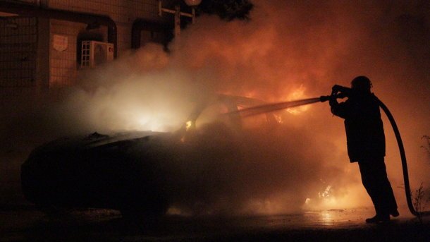 Серьезный пожар в Киеве: Volksvagen сгорел дотла