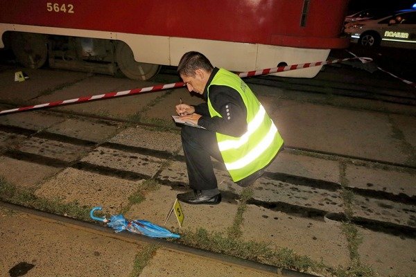 Жуткое ДТП в Киеве: трамвай насмерть переехал женщину с ребенком
