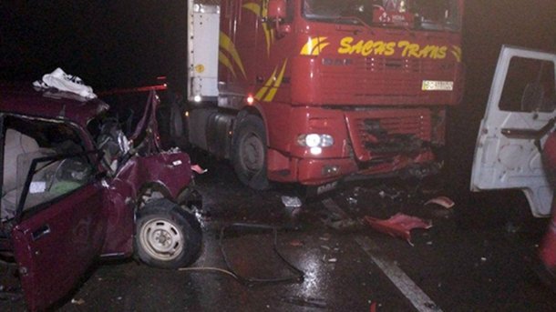 Смертельная авария под Хмельницким: легковушка лоб в лоб протаранила грузовик