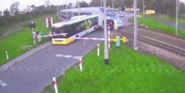 В Польше поезд «снес» автобус на переезде. Видео