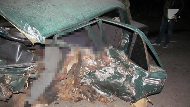 На Луганщине в жесткой аварии перевернулся ВАЗ: есть погибший и раненые