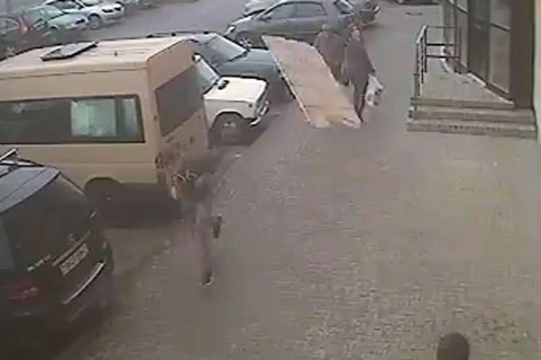 Счастливчик: россиянин по чистой случайности спасся от падающей плиты
