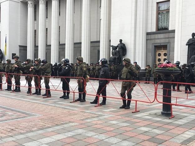 Принятие законов о реинтеграции Донбасса вновь сопровождалось стычками