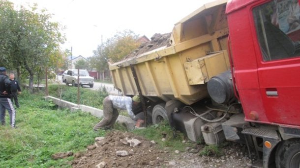 Смертельная авария на Закарпатье: мотоциклист на полной скорости протаранил грузовик