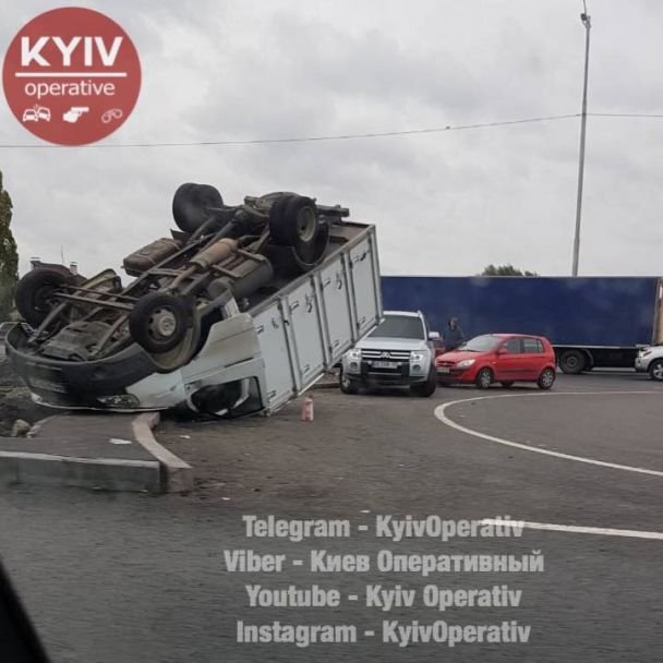 В Киеве грузовик перевернулся вверх колесами