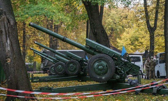 В Мариинском парке Киева военные открыли стрельбу. Видео