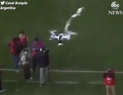 Чудеса на решете: футбольный фанат сбил дрон туалетной бумагой