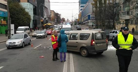 Тройное ДТП в Киеве: погиб водитель легковушки
