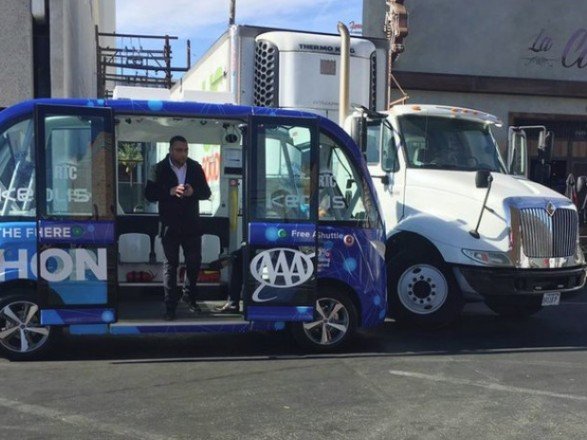 В Лас-Вегасе беспилотный автобус попал в ДТП