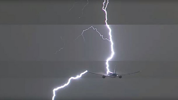 В пассажирский самолет на взлете попала молния. Видео