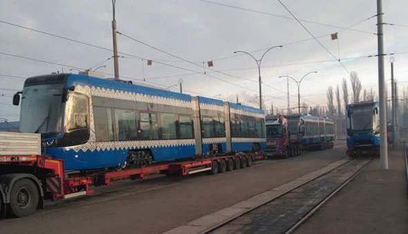 Хохма дня: в Киеве на новеньких трамваях прокатили «мешки с контрабандой»
