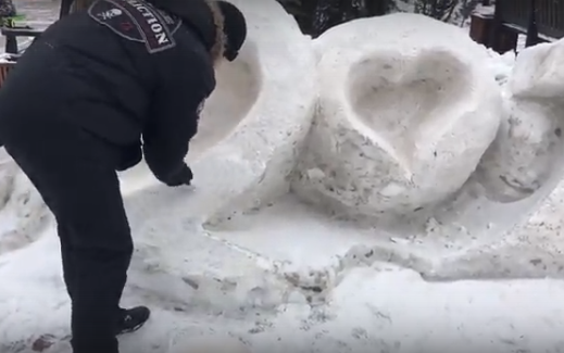 Курам на смех: российские коммунальщики решили покрасить снег