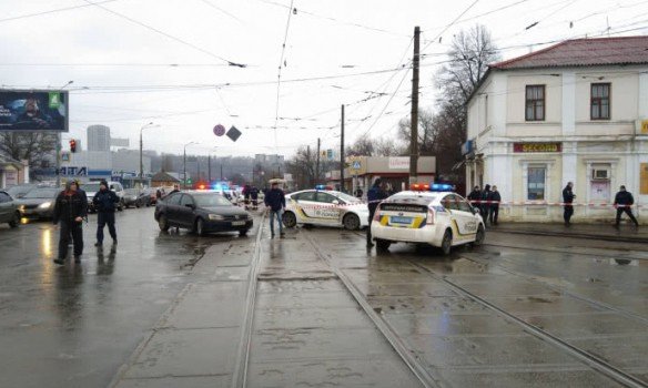 ЧП в Харькове: неизвестный со взрывчаткой захватил отделение "Укрпочты"