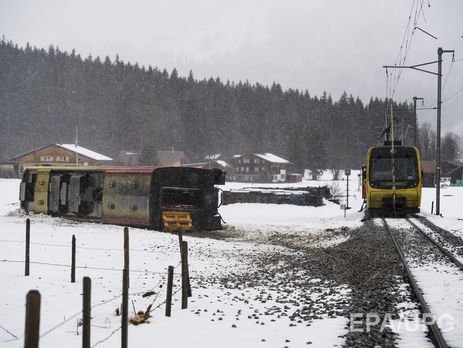 В Швейцарии ветер сорвал с рельсов поезд. Видео