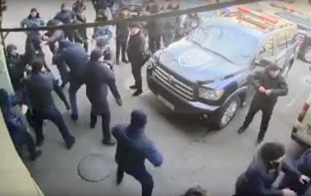 Стенка на стенку: массовая драка охранников поставила на уши Одессу. Видео