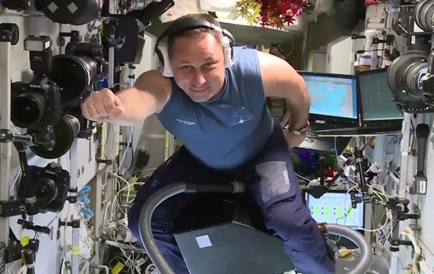 Российский астронавт устроил полеты на пылесосе по МКС. Видео