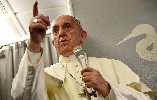 Папа Римский сравнил сплетничающих монашек с террористками