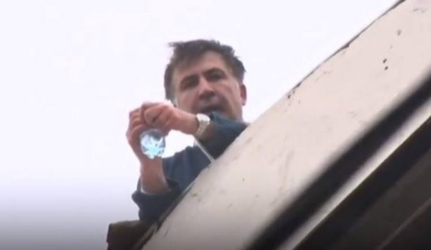 Саакашвили рассказал, зачем полез на крышу во время обыска