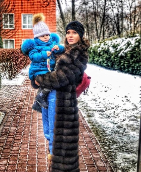 Слава Каминская сфотографировалась со своей дочкой