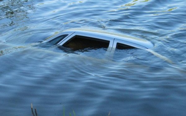 На Закарпатье в пруду утонул Opel: погибли водитель и пассажир