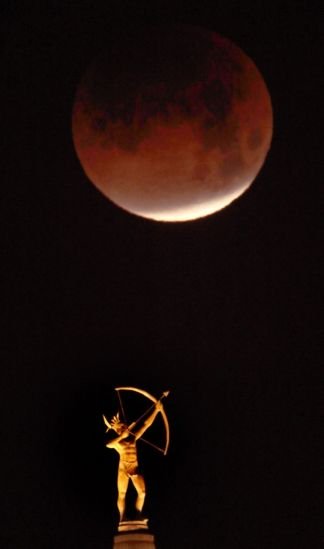 Пользователи Сети со всего мира делятся невероятными снимками «кровавой луны». Фото
