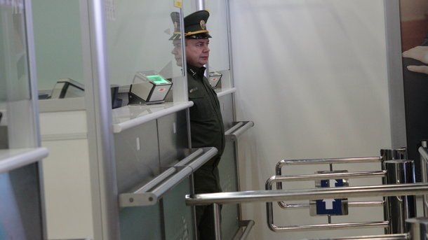 Не поделили: в киевском аэропорту пассажиры устроили массовую драку