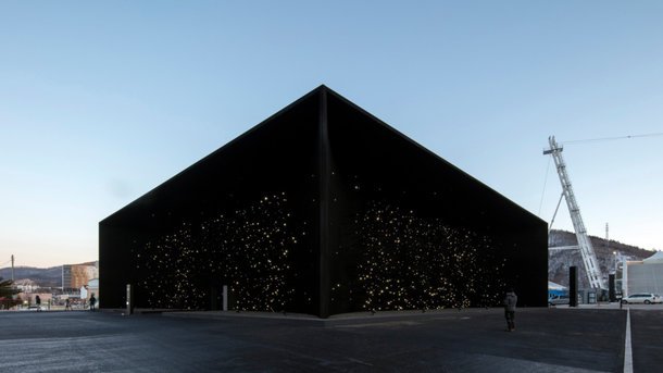 В Корее построили самое черное здание на планете. Видео