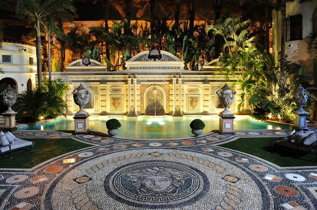 Так выглядит вилла Джанни Версаче в Майами. Фото