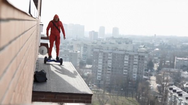 Ради лайков: россиянин прокатился на гироскутере по крышам. Видео