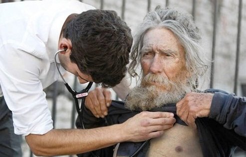 В Киеве проверили, окажут ли первую медпомощь бездомному. Видео