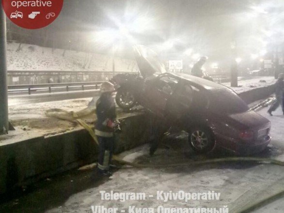 В Киеве возле заправки Hyundai протаранил столб и загорелся