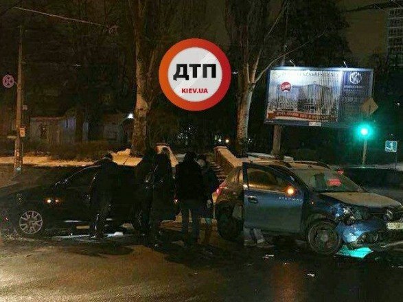 Тройное ДТП в Киеве: машины столкнулись на трамвайных путях