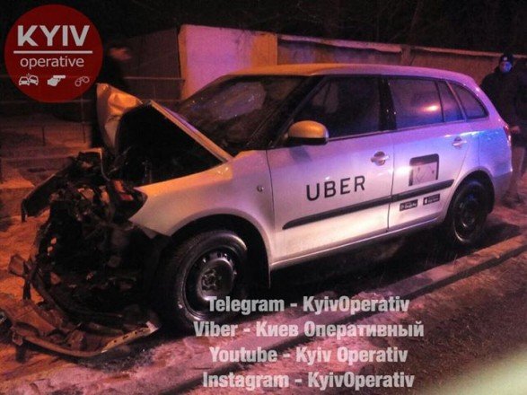 В Киеве такси Uber на скорости врезалось в столб