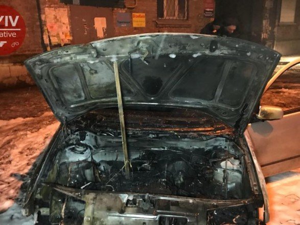 Взрыв на Подоле: злоумышленники подожгли автомобиль