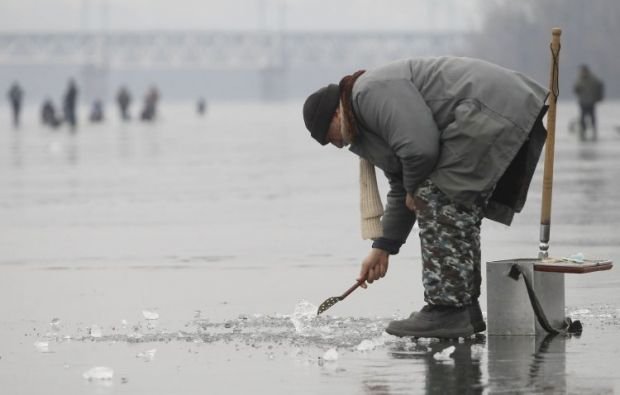 На Днепре с дрейфующей льдины сняли полсотни рыбаков