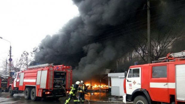 Пожар в Киеве: пьяный мужчина задохнулся в постели