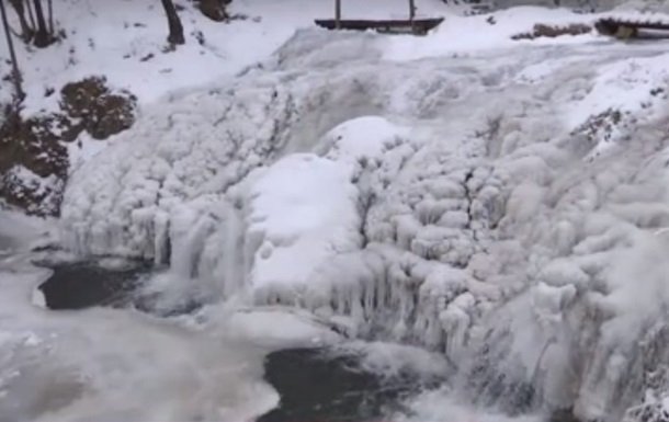В Украине лед сковал крупный равнинный водопад. Видео