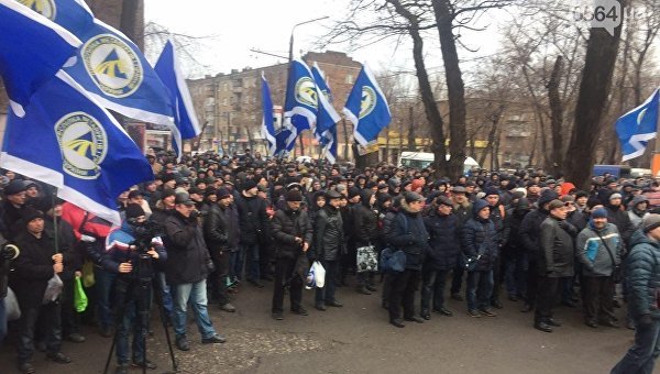 В Кривом Роге работники металлургического гиганта вышли на протест