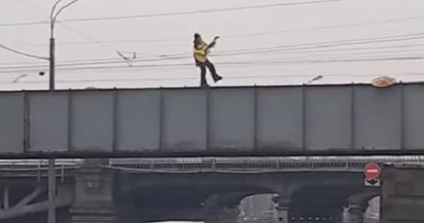 «Весеннее обострение»: в Питере гитарист на роликах катался по парапету моста