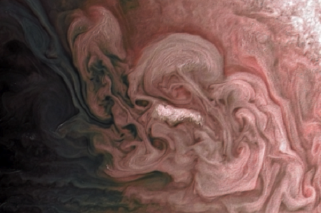 NASA опубликовало фото розовой бури на Юпитере